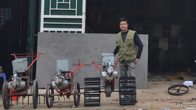 Anh Bùi Sỹ Tới bên sản phẩm máy cày mini tự sáng chế Ảnh: nhân vật cung cấp