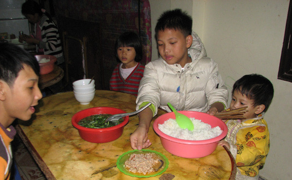 Bữa cơm của những đứa trẻ bơ vơ tại trung tâm. ẢNh: N.H