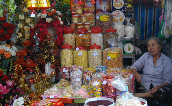Bà Thủy chợ Nguyễn Tri Phương, quận 10, TPHCM ngồi rầu rĩ bên gian hàng bánh kẹo đang ế ẩm. 