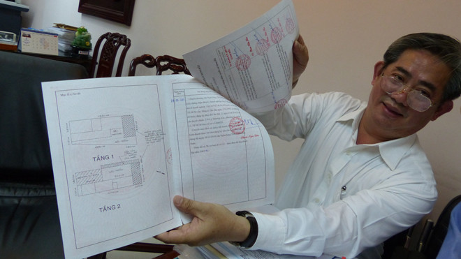 Ông Nguyễn Ngọc Tuấn giới thiệu sổ hồng của căn nhà PP1 bis đường Ba Vì- Q10 đã mang tên chủ sở hữu là Ngân hàng Phương Nam