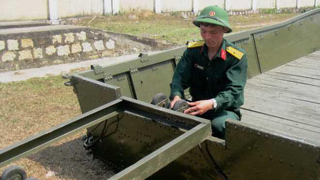 Thiếu úy Dương và sáng kiến giá trượt cho cano, xuồng nhôm lên xuống