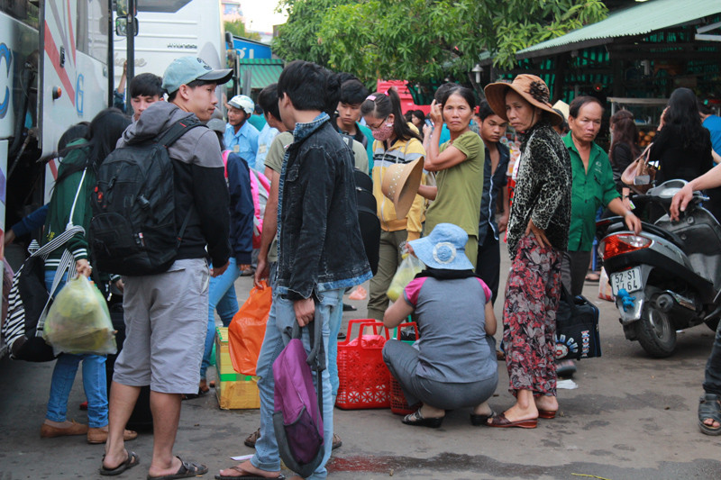 Hết nghỉ lễ, vẫn còn hàng nghìn người đổ về TPHCM