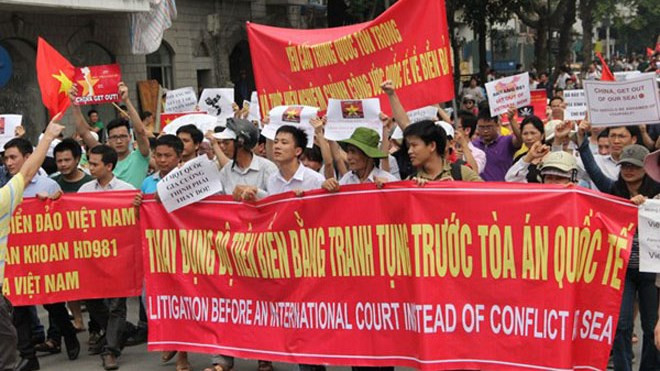 Các bạn trẻ phản đối Trung Quốc đưa giàn 