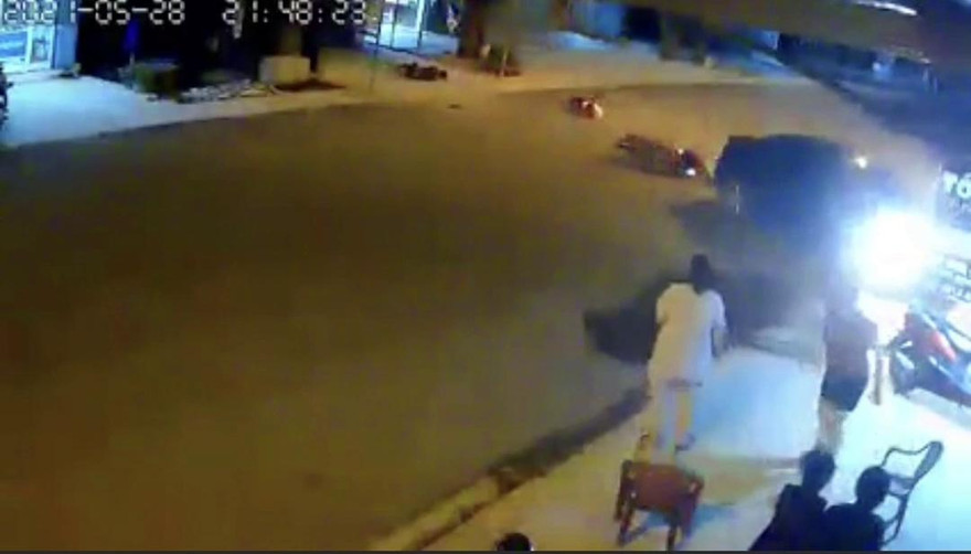 Xe máy phóng nhanh đâm mạnh vào sedan đang sang đường