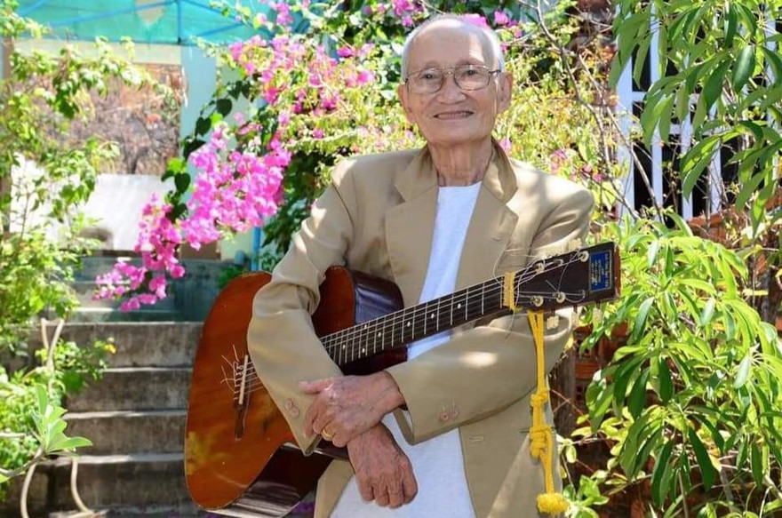 Cha đẻ 'Lại nhớ người yêu': Vừa chăm vợ ốm, vừa viết nhạc