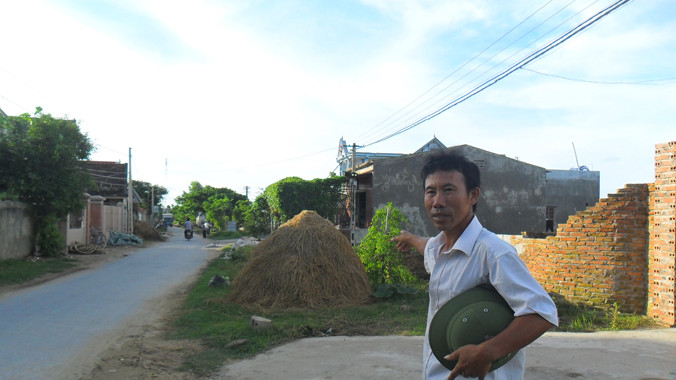 Ông Đỗ Văn Cảo đã nộp tiền mua mảnh đất gần 10 năm nay, nhưng vẫn chưa có sổ đỏ. Ảnh: Phạm Nhài