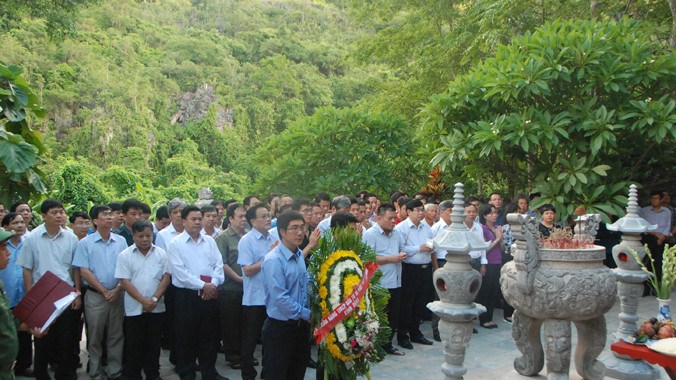 Dâng hương trước đền liệt sỹ