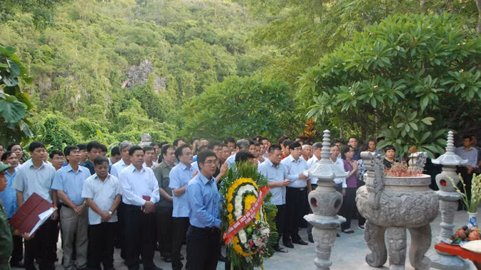 Dâng hương trước đền liệt sỹ