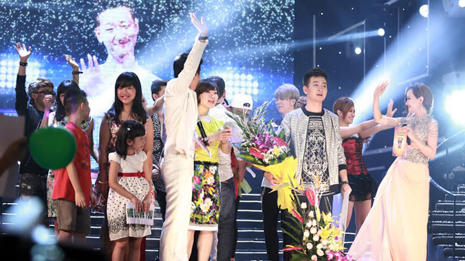 Thanh Tùng nhận danh hiệu quán quân Ngôi sao Việt. Ảnh: Nguyễn Hoàng