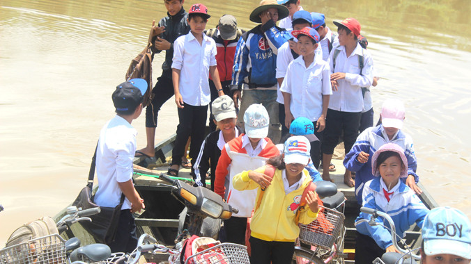 Học sinh hối hả rời đò đến trường