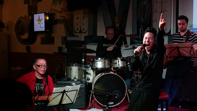 Tùng Dương luyện tập cùng Nguyên Lê chuẩn bị xuất khẩu Độc đạo. Ảnh: Trọng Tùng