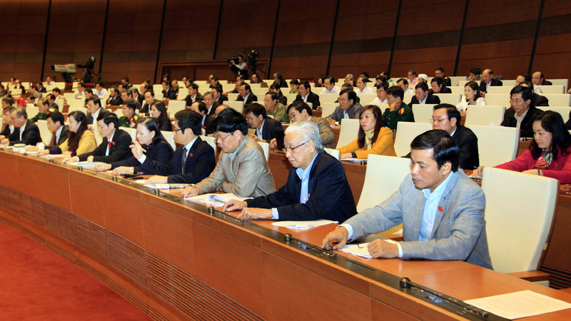 Đại biểu Quốc hội bấm nút thông qua Luật sửa đổi, bổ sung một số điều của Luật Thuế tiêu thụ đặc biệt. Ảnh: Như Ý. 