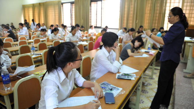 Giám thị đọc nội quy thi đại học. Ảnh: Hồng Vĩnh