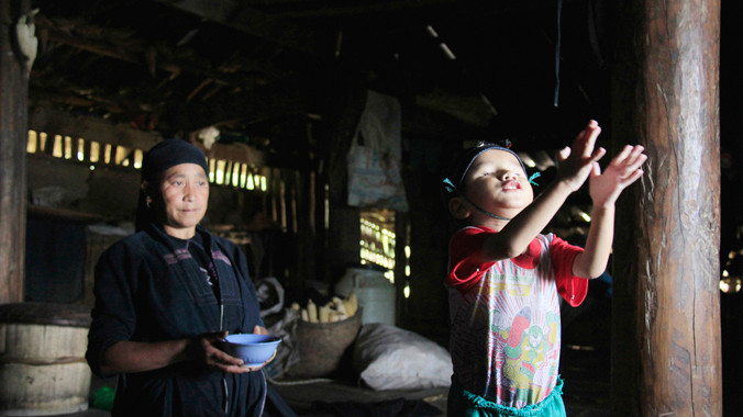 Những người trẻ đang góp phần xóa đi nỗi đau hôn nhân cận huyết, tảo hôn ở rẻo cao. Ảnh: Trường Phong