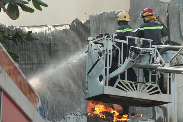 Công ty giày, dép bốc cháy dữ dội ở Bình Dương ngày cận tết