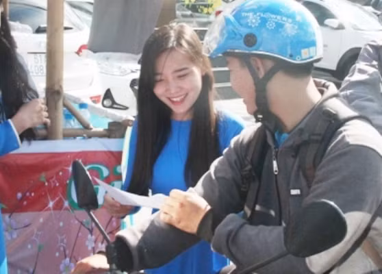 Bạn trẻ đội nắng tình nguyện Rằm tháng Giêng