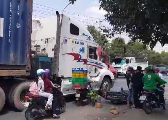 Va chạm với xe container, gia đình 4 người nhập viện