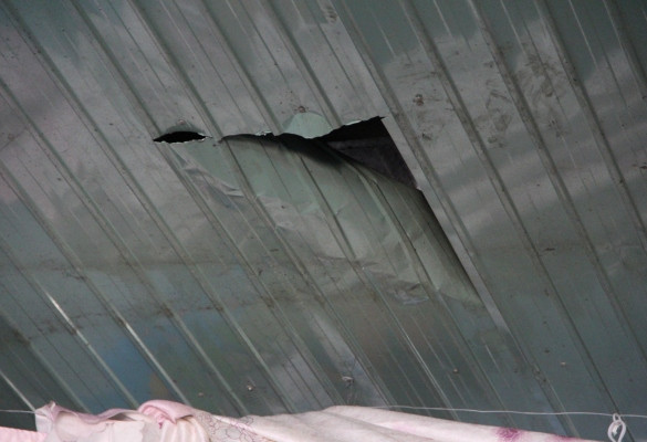 Trộm cắt tôn vào nhà lấy hết tài sản trong nhà