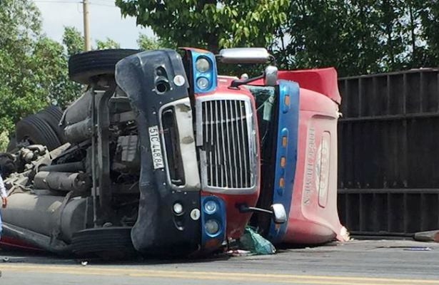 Xe container bất ngờ lật ngửa, nhiều người thoát chết