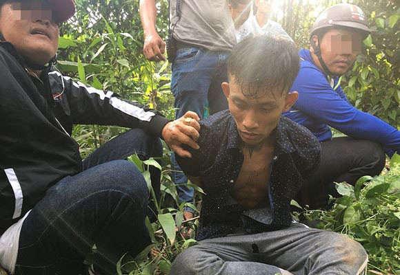 Đội "hiệp sĩ" bắt giữ đối tượng (giữa) 