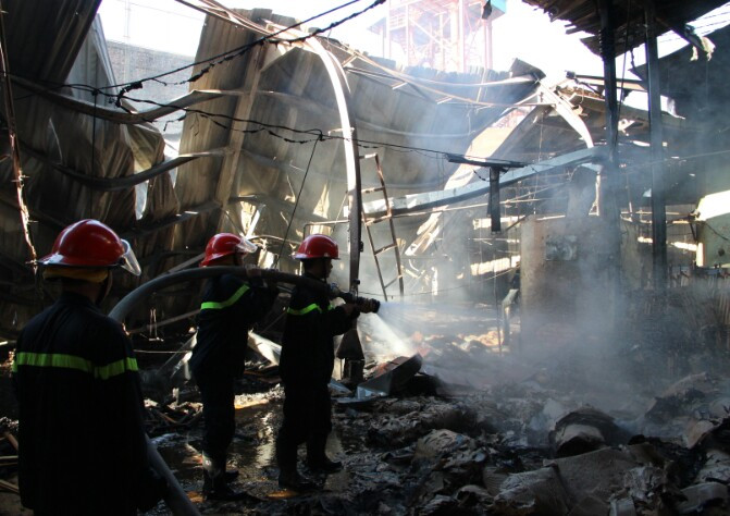 Ngày đầu làm việc, công ty gỗ bị 'bà hoả' thiêu rụi 