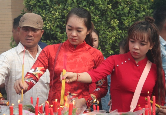 Vạn người đổ về chùa Bà Thiên Hậu cầu bình an năm mới