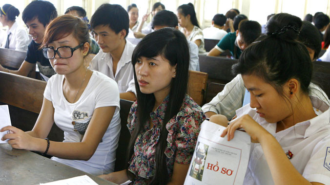 Số hồ sơ của học sinh nộp vào khối các trường kinh tế nhiều hơn so với năm trước. Ảnh: Hồng Vĩnh