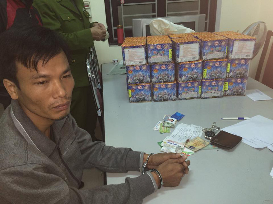 Đối tượng buôn pháo lậu và tang vật do Đội 5, Phòng PC46 CA Nghệ An bắt giữ.