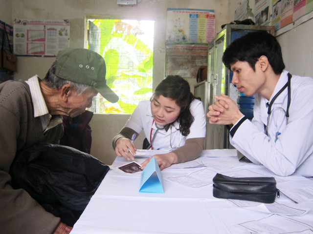Khám chữa bệnh và phát thuốc miễn phí cho người nghèo