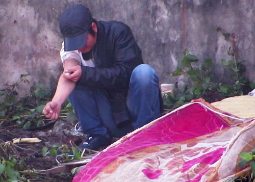 Con nghiện hút chích công khai dưới chân cầu Tam Bạc, quận Lê Chân, TP Hải Phòng. Ảnh: Giang Chinh (VnExpress).