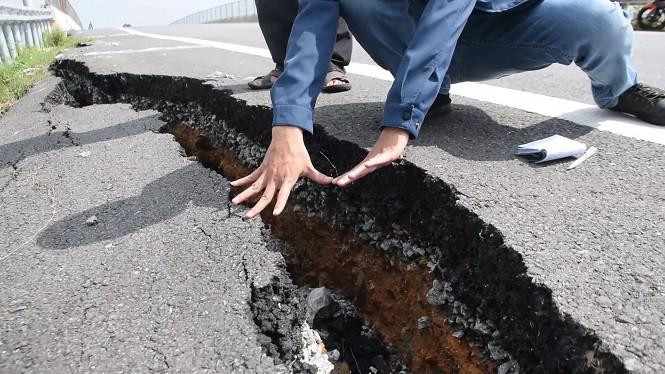 Cao tốc Đà Nẵng - Quảng Ngãi hư hỏng nghiêm trọng ngay sau khi đi vào sử dụng. Ảnh Nguyễn Thành.