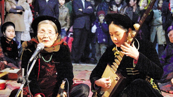 Nghệ nhân Nguyễn Thị Chúc (1930- 2014) (trái)