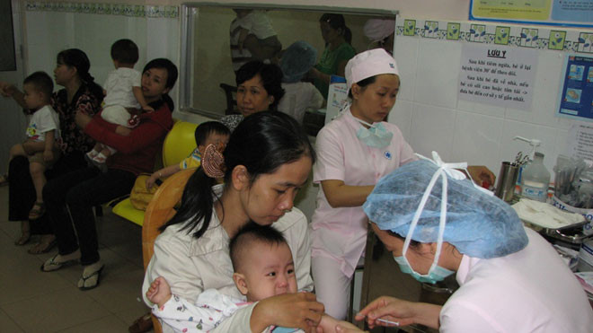 Không tiêm vắc xin hoặc tiêm không đủ mũi là nguyên nhân gia tăng số ca mắc sởi hiện nay. ảnh: L.N