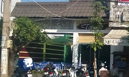 Quán cà phê của vợ chồng ông Kiên, bị bắt quả tang chứa chấp cờ bạc.