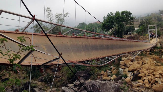 Cầu treo Chu Va 6 bị sập, gây hậu quả cực kỳ nghiêm trọng.