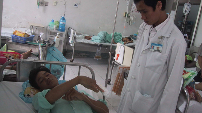 Rượu bia quá mức đang hủy hoại sức khỏe con người. Ảnh: L.N