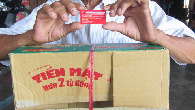 Phiếu trúng thưởng cùng thùng mì có chương trình khuyến mãi