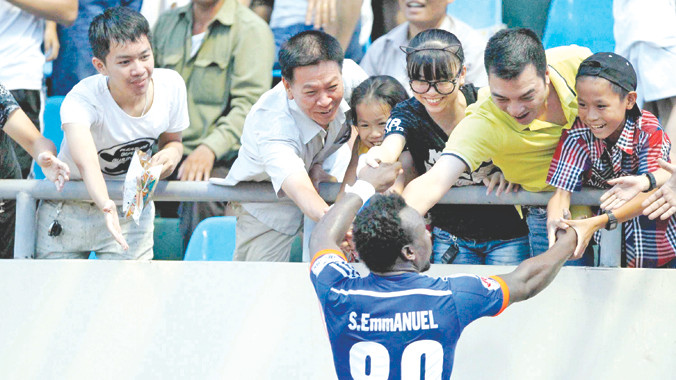 CĐV Quảng Ninh chia vui với cầu thủ nhà mà không ngờ rằng họ đang chứng kiến màn kịch của một nhóm cầu thủ đội khách Đồng Nai. Ảnh: VSI