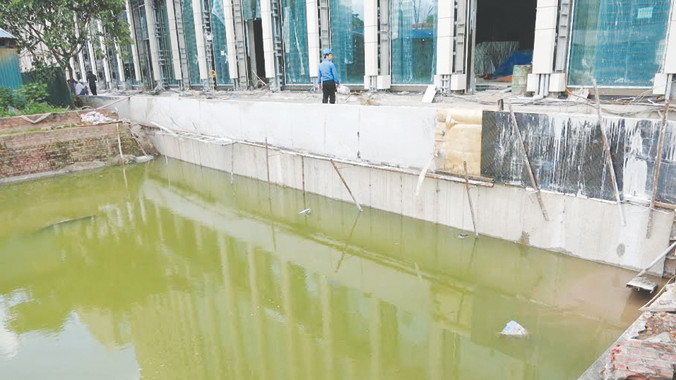 Hố khai quật bị ngập nước