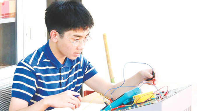 Vũ Thanh Trung Nam trong một buổi thực hành môn Vật lý 