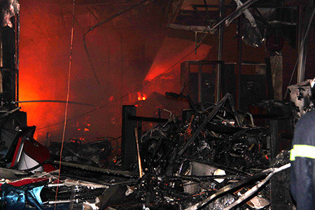 Hiện trường vụ cháy cửa hàng xe máy đêm 25/4 