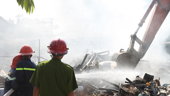 Lực lượng chữa cháy tích cực dập lửa