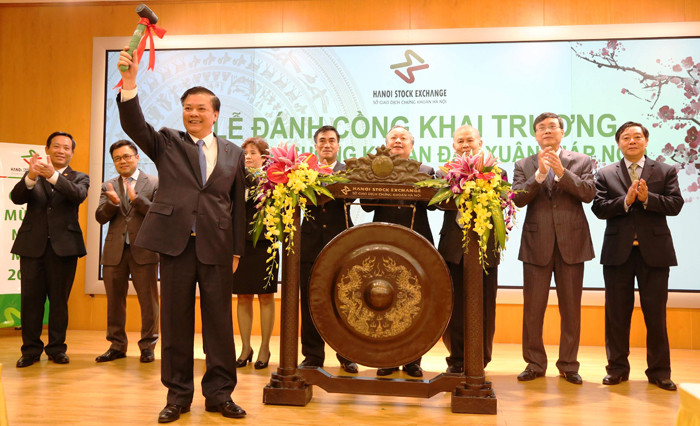 Bộ trưởng Bộ Tài chính Đinh Tiến Dũng đánh cồng chứng khoán phiên khai xuân 