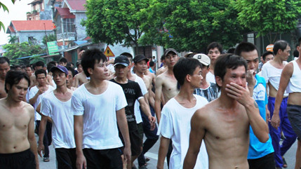 Học viên tập trung đi thành đoàn dài trên quãng đường hơn 20 cây số. Ảnh: Đ.H