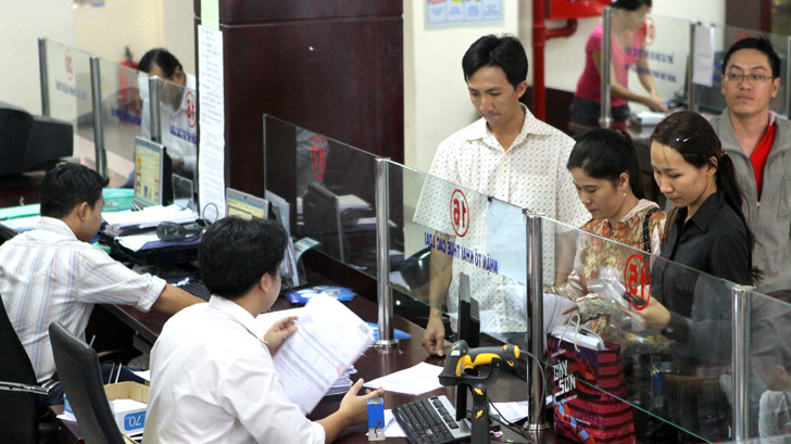 Mỗi năm doanh nghiệp vẫn mất 1/3 thời gian chỉ để làm thủ tục và nộp thuế . Ảnh: Hồng Vĩnh