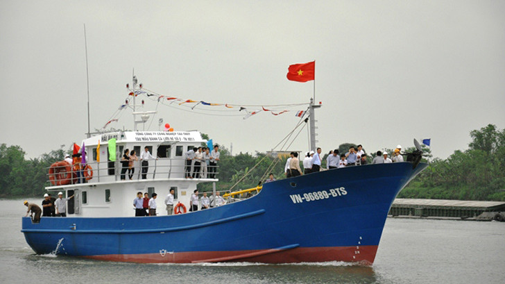 Một tàu cá vỏ sắt vừa được bàn giao cho ngư dân 