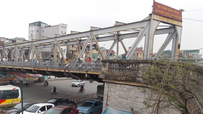 Trăm kiểu xà xẻo gầm cầu Long Biên. Ảnh: Trọng Đảng
