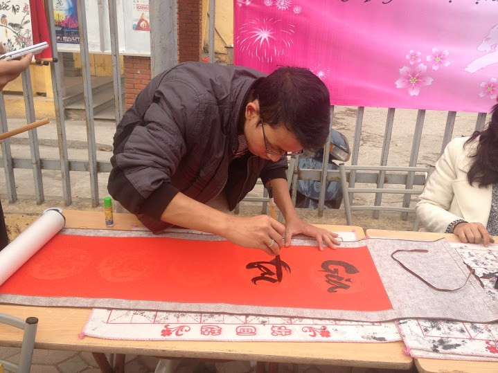 Trần Thế Nhật miệt mài với tác phẩm của mình.