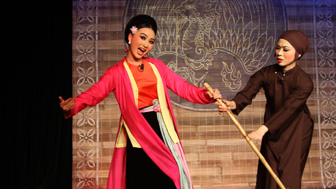 Trích đoạn “Thị Mầu lên chùa” trong chương trình “Nghệ thuật Chèo” phục vụ khách du lịch hàng tuần tại Hà Nội. Ảnh: N.M.Hà