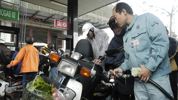 Ngoài các loại thuế, phí; các “ông lớn” đang khiến người dân hoài nghi thị trường xăng dầu. Ảnh: Hồng Vĩnh